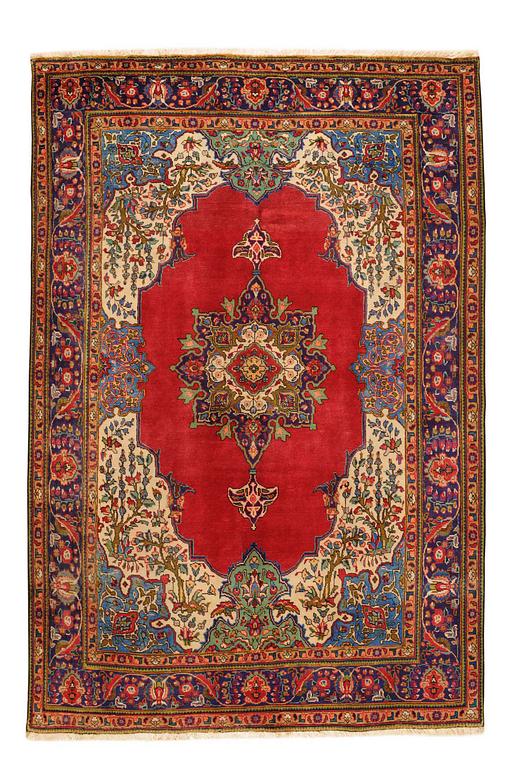 An old Tabriz carpet ca 310 x 207 cm.