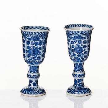 A pair of blue and white goblets, Qing dynasty, Kangxi (1662-1722).