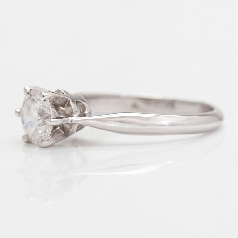 Ring, 14K vitguld med en briljantslipad diamant ca 1.02 ct enligt intyg.