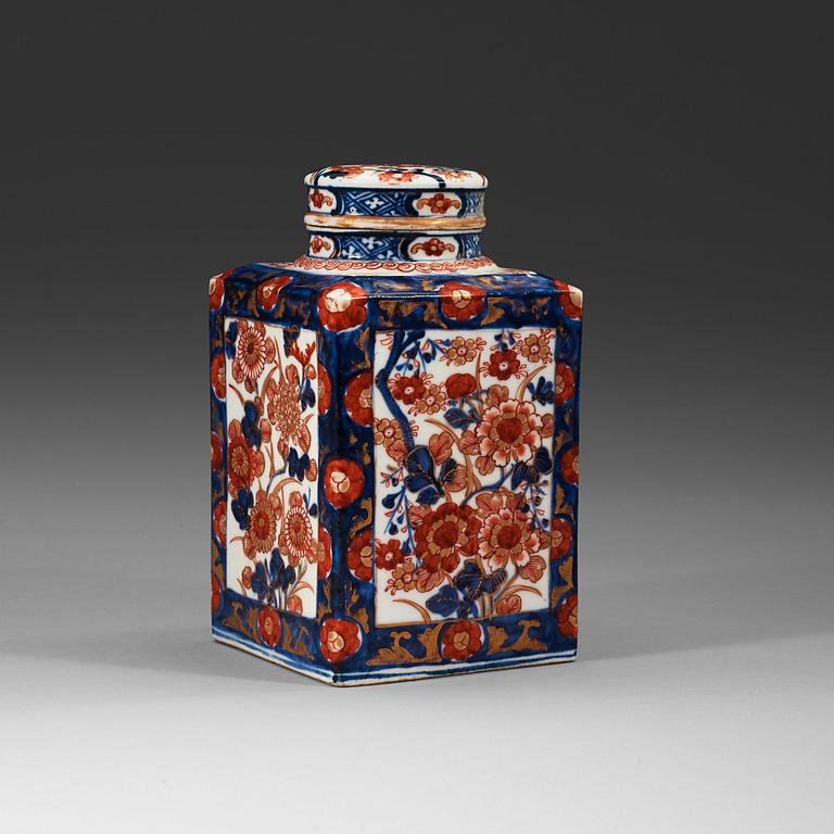 An imari tea caddie, Qing dynasty, Kangxi (1662-1722).