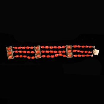 ARMBAND, korall samt förgylld silver, 1900-tal. Vikt ca 40,3 gram.