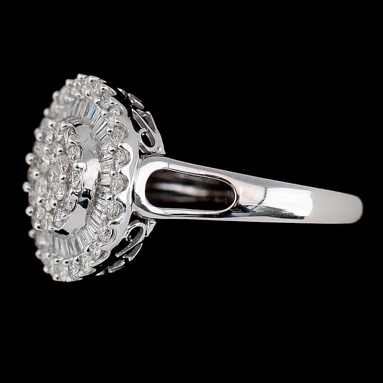 RING, 18K vitguld, diamanter tot ca 0.78 ct.