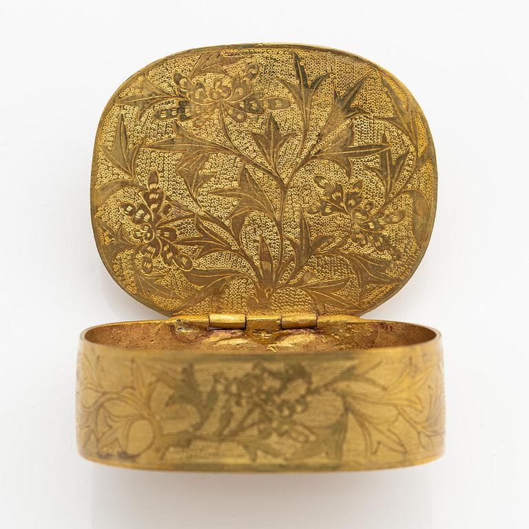 A gilded box with an 'endless knot' inlay, Qing dynasty, 19th century.