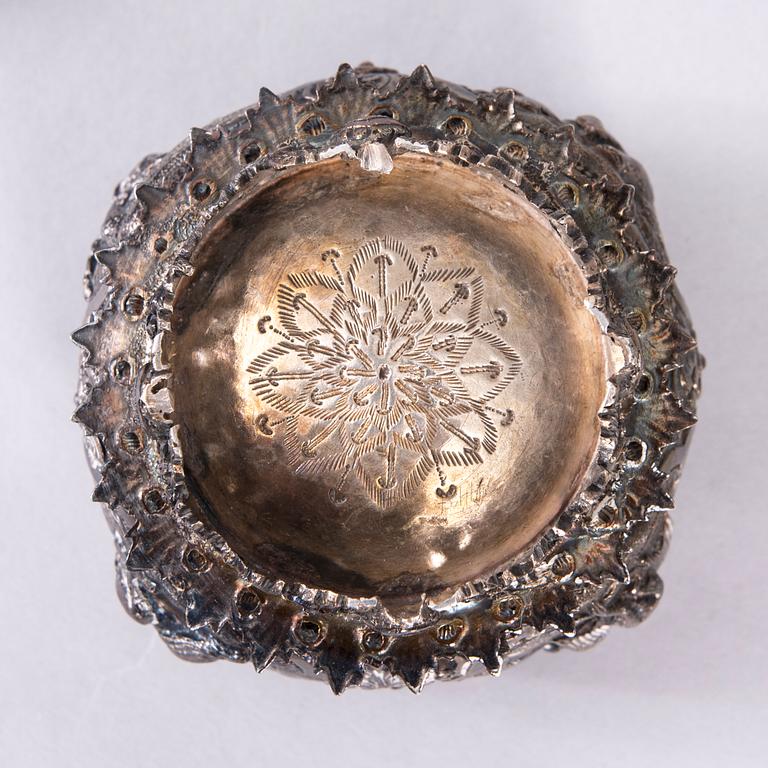 DOSOR, 2 st, och SKÅL, silver, England och Fjärran Östern. Totalvikt ca 241,4 g.
