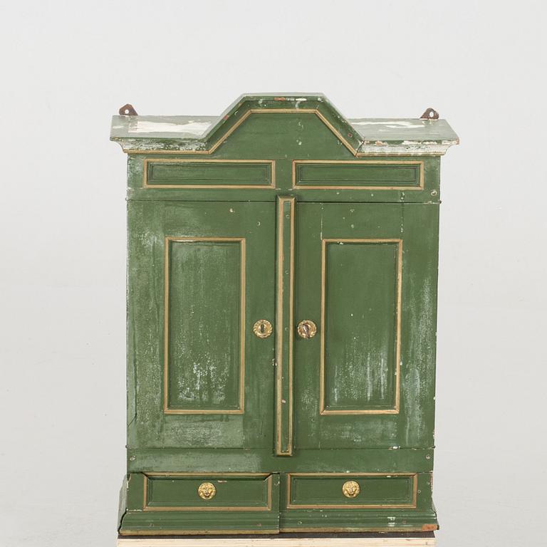 SWEDISH EARLY 19TH CENTURY CUPBOARD.