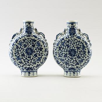 PILGRIMSFLASKOR, 2 st, porslin, Kina, 1800-/1900-tal.