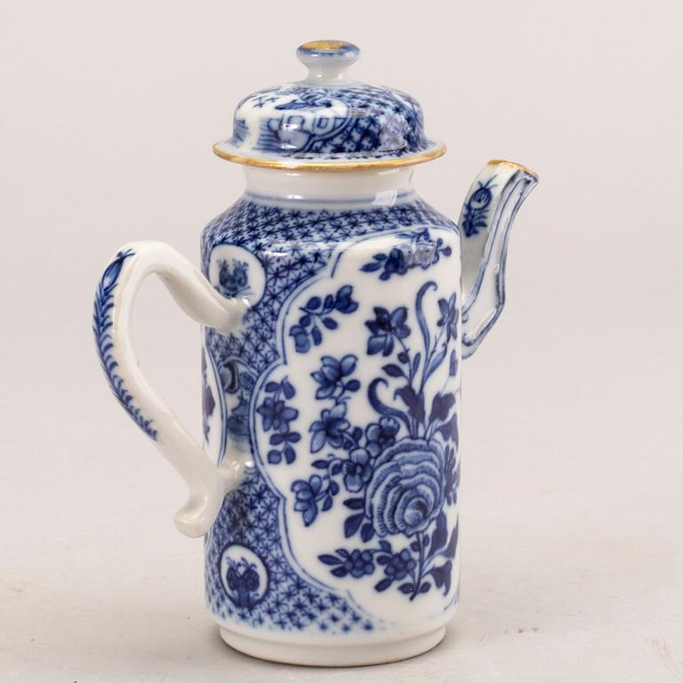 A blue and white tea pot with cover, Qing dynasty, Qianlong (1736-95).