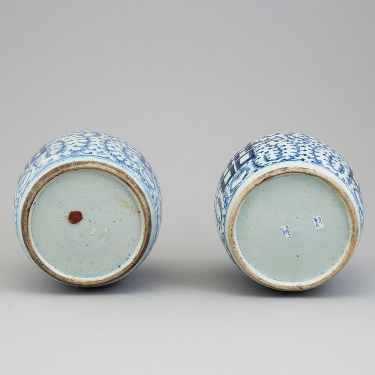 A pair of Chinese blue and white jars with covers, Qing dynasty, 19th century.