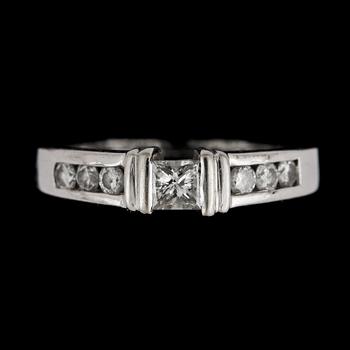 RING, 14k vitguld med prinsessslipad mittdiamant, ca 0,25ct samt 6st briljantslipade diamanter, tot ca 0,12ct. Vikt 3,4g.