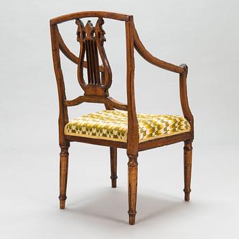 Karmstol, tillhört drottning Viktoria, Solliden, sits med broderi av Gustav V. Sannolikt Italien, 1800-tal.