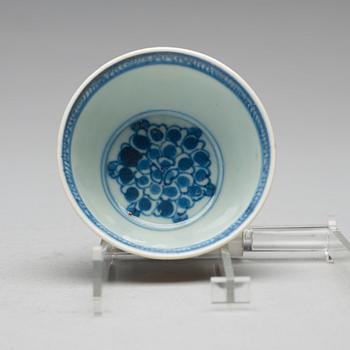 An egg and spinach cup with stand, Qing dynasty, Kangxi (1662-1722).