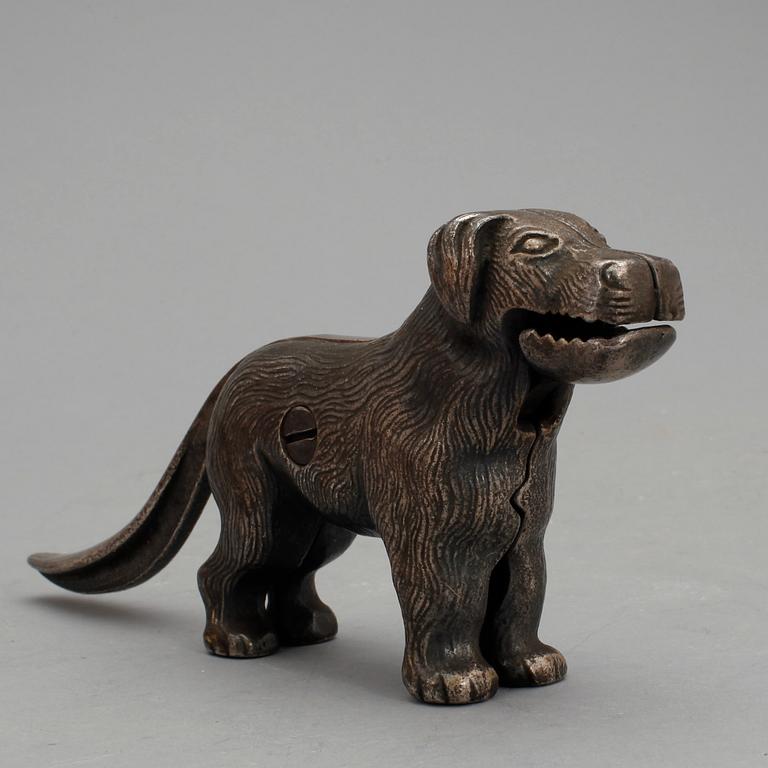 NÖTKNÄCKARE, metall. 1900-talets andra hälft.