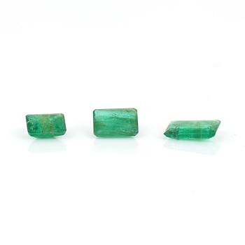 SMARAGDER, 3 st, smaragdslipade, total vikt ca 3,75 ct.