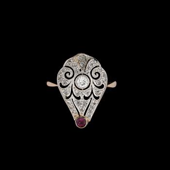 RING, Art Déco, rubin, briljanter och 18K guld. Guldringen Gustav Adolf Hamnstedt, Stockholm 1933. Tot ca 2.8 g.