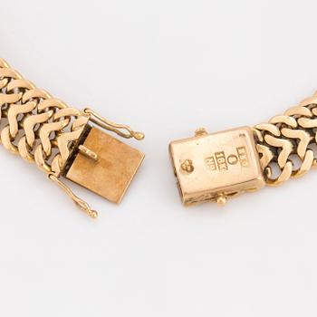 A 'figure-of-eight'-link bracelet.
