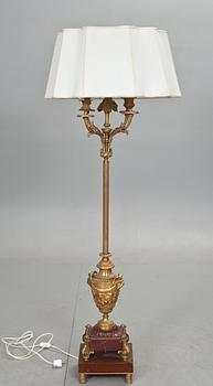 GOLVLAMPA, gustaviansk stil. 1900-talets andra hälft.
