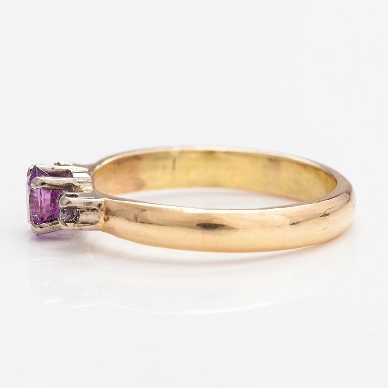 An 18K gold ring with a ruby and diamonds ca. 0.12 ct in total. Lagercrantz Jewellery, Tammisaari 2015.