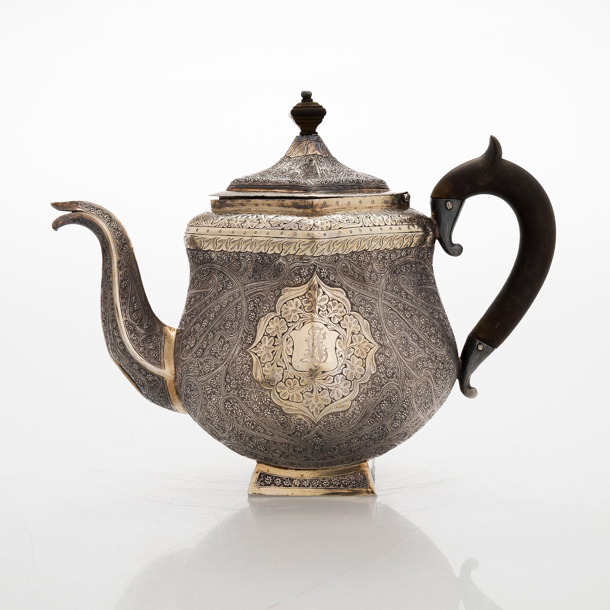 Teekalusto, 3 osaa, hopeaa, osittain kullattu, suomalaiset tarkastusleimat 1967.