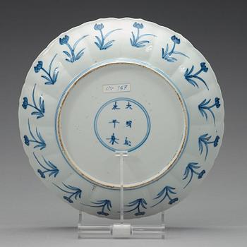 A set of five blue and white lotus shaped dishes, Qing dynasty Kangxi (1662-1723), with Chenghuas six characters mark.