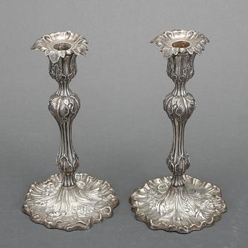 LJUSSTAKAR, ett par, silver, nyrokoko. Gustaf Möllenborg-Féron, Stockholm, 1855. Vikt ca 577 gram.