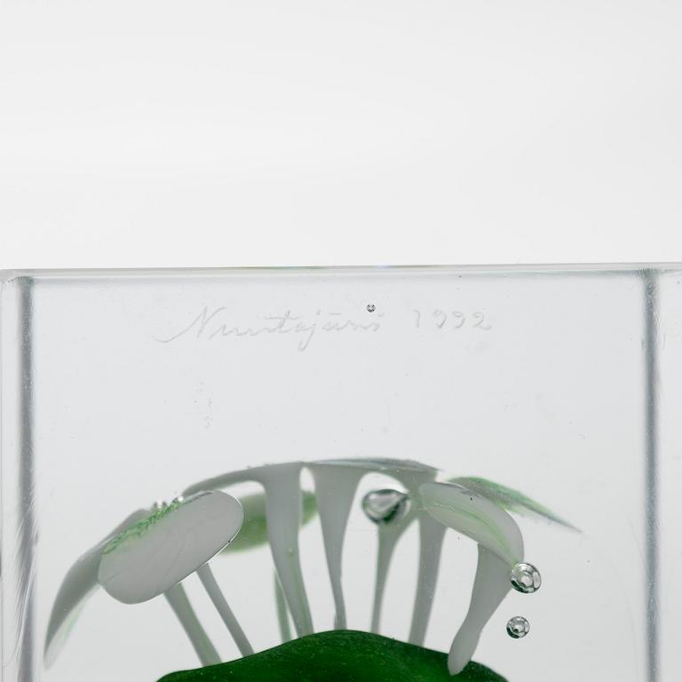 Oiva Toikka, årskub 1992, signerad Oiva Toikka Nuutajärvi 1992, numrerad 53/2000.