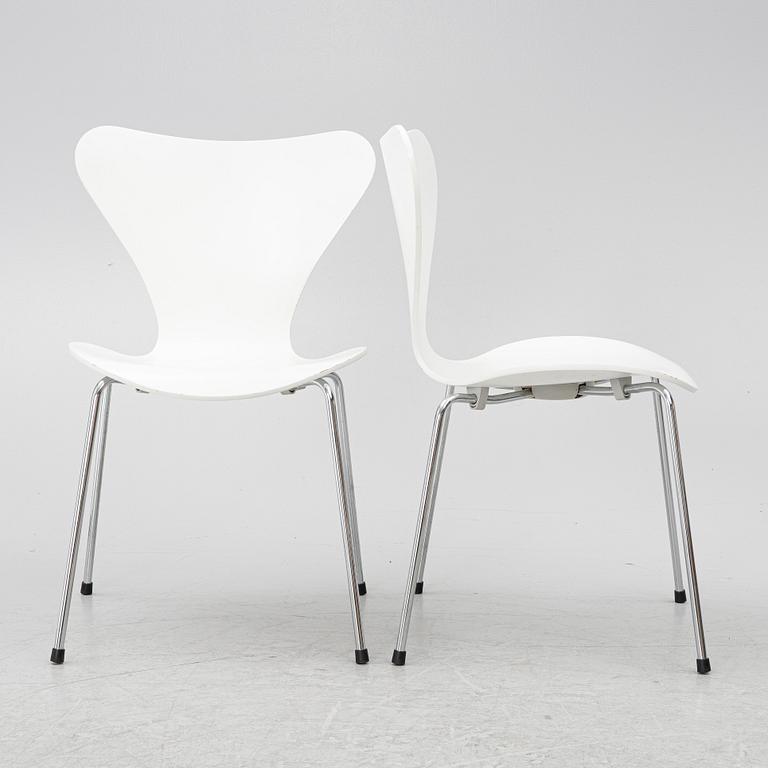 Arne Jacobsen, six 'Series 7' chairs, Fritz Hansen, Denmark, 2002.