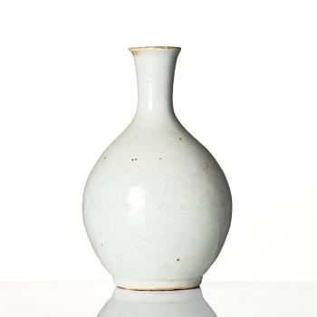 A white glazed Korean vase, Joseon (1392-1897).