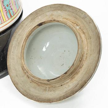 Urna med piedestal, Kina, 1900-talets första hälft.