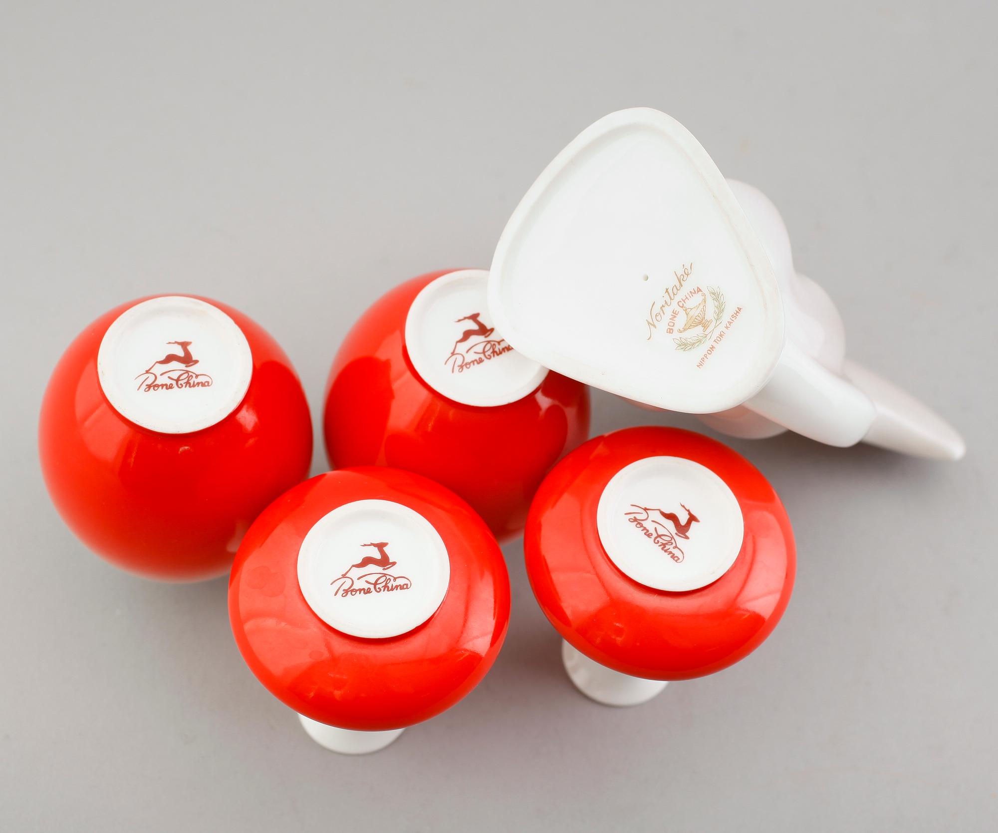 VASER, 4 st SAMT FIGUR, porslin, Japan, 1900-talets andra hälft.