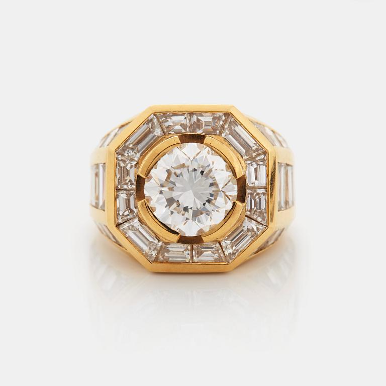 An 18K gold ring set with a round brilliant-cut diamond 3.01 cts.