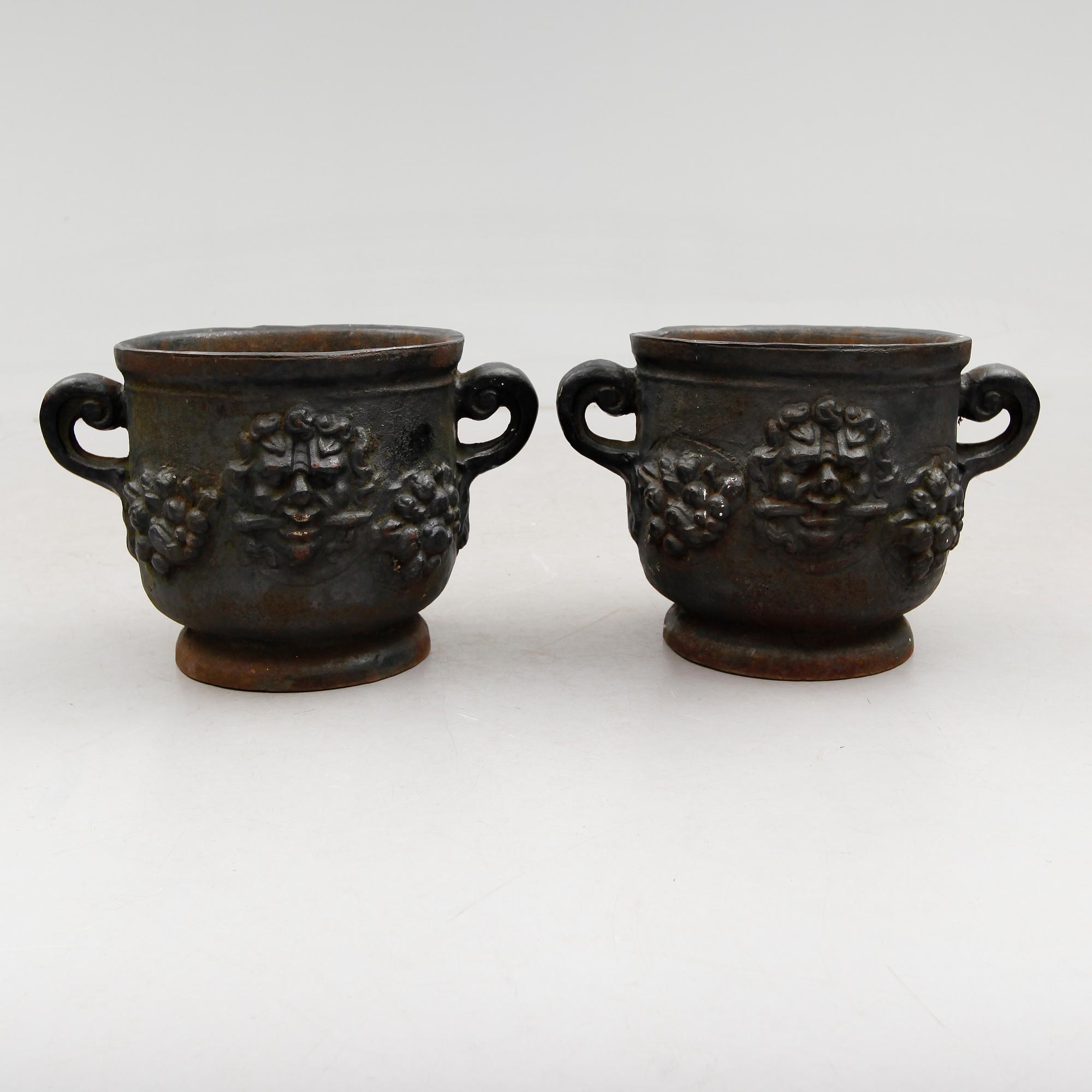 TRÄDGÅRDSURNOR, gjutjärn, empirestil, 1900-talets första hälft.