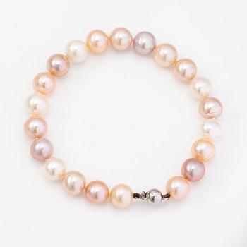 A cultured pearl bracelet with a sterling silver lock.