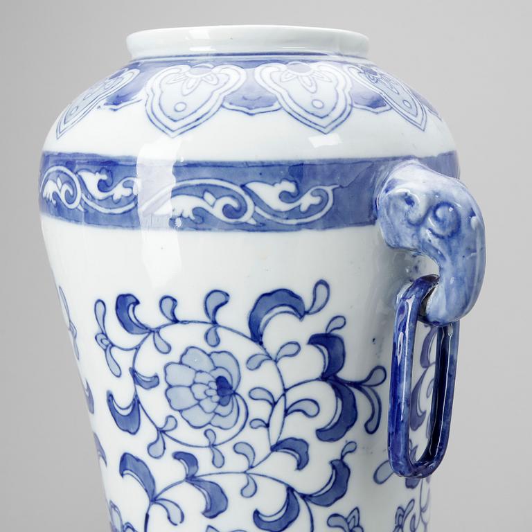VASER, ett par. Porslin, Kina. Modern tillverkning.