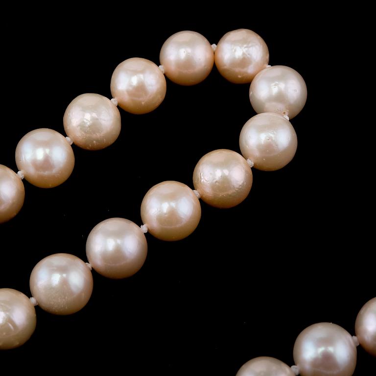 A NECKLACE, 32 South sea pearls Ø 12 - 14 mm.
