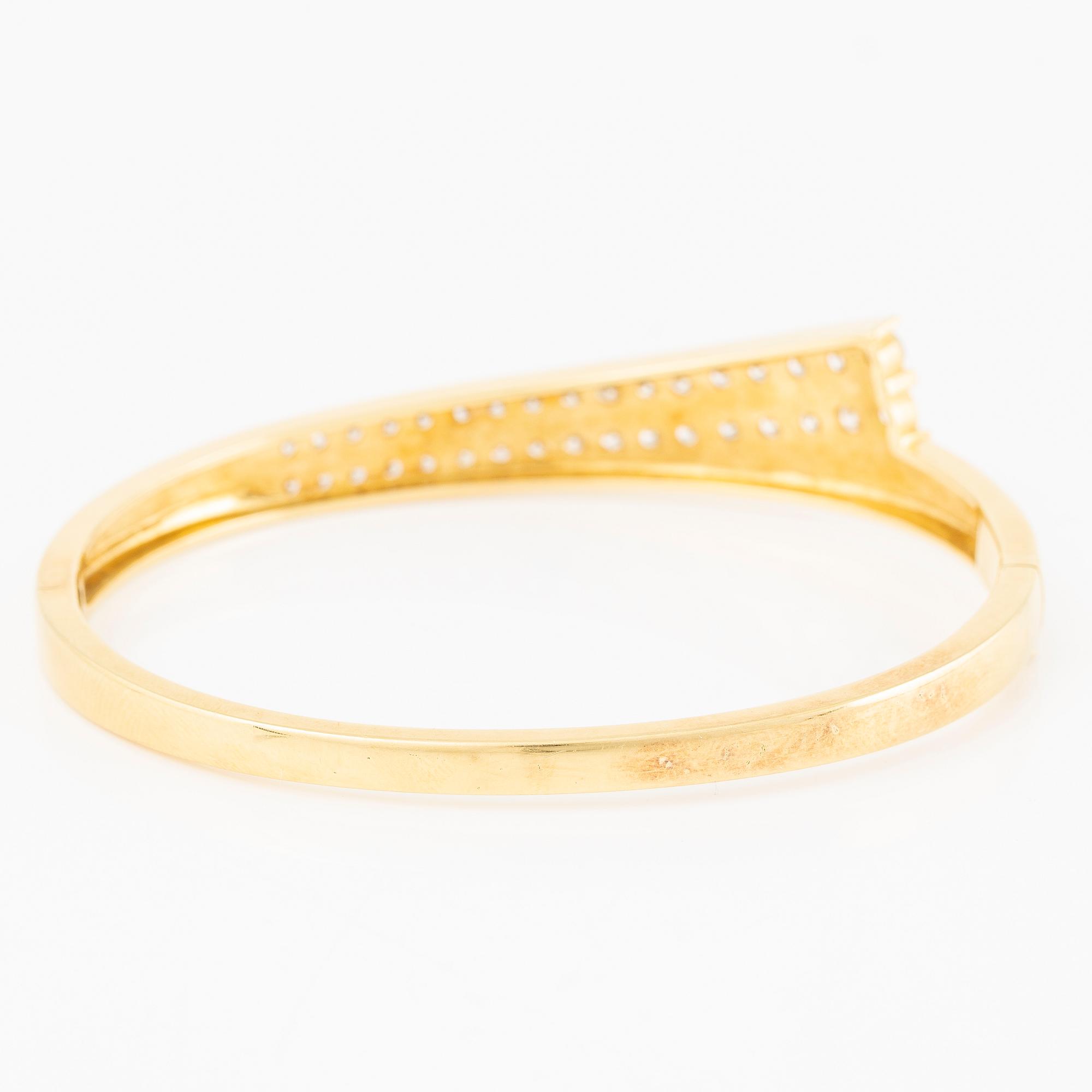 Bangle in 18K gold set with brilliant-cut diamonds.