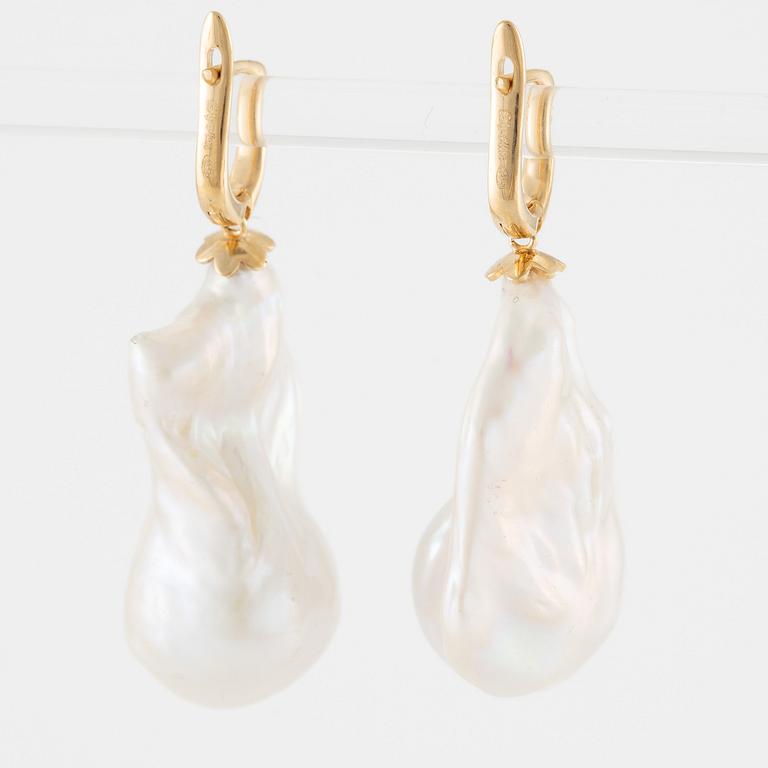 Earrings 18K gold with cultured baroque freshwater pearls and brilliant-cut diamonds.