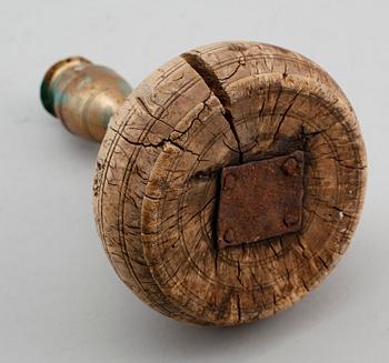 LJUSSTAKE, mässing och masurbjörk, 1700-tal.