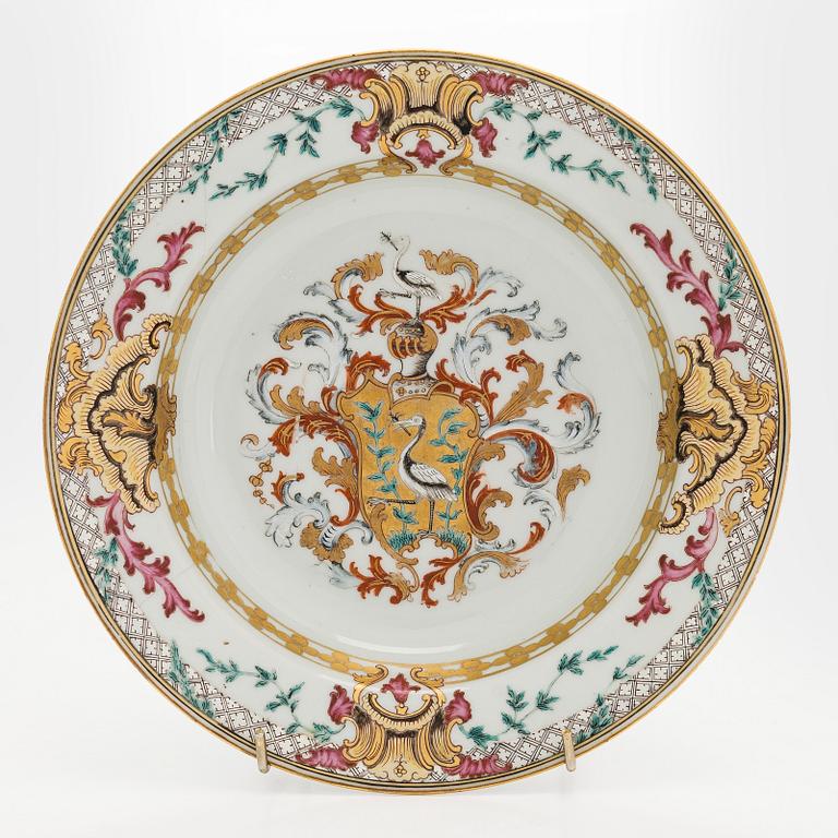 Fat, vapenporslin, Kina. Qing dynastin, Qianlong (1736-95).