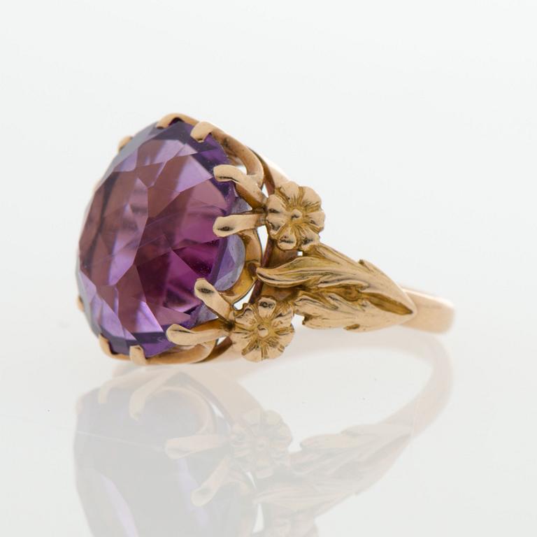 A RING, facetted amethyst, 14K gold. A. Suni, Helsinki Finland 1945.