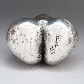 Pertti Kolehmainen, hopeaveistos, signeerattu 1989, numeroitu 4/6.