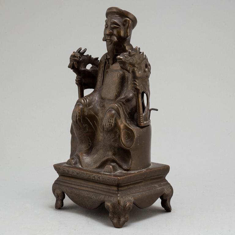 A Chinese bronze sculpture of a deity, 20th century.