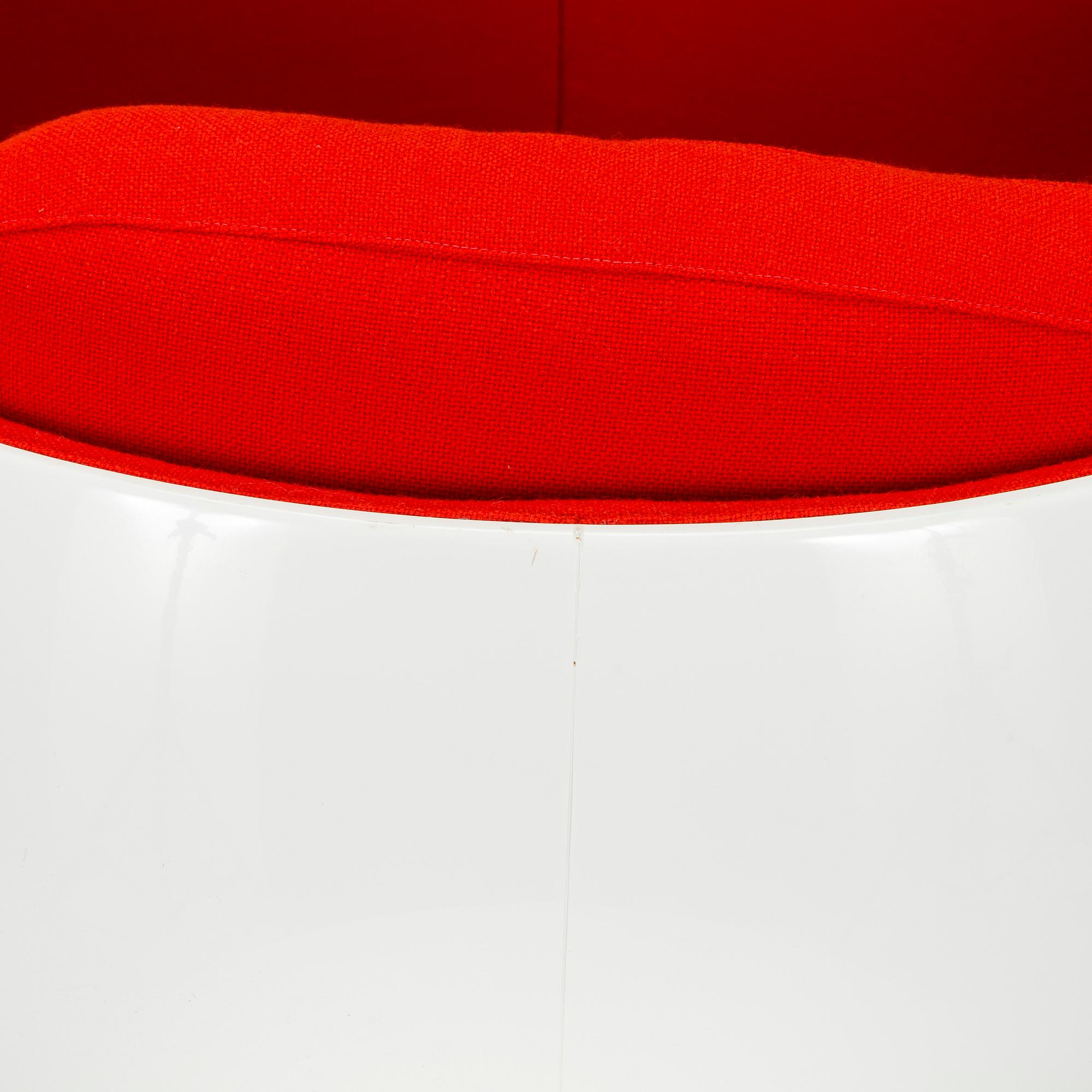 Eero Aarnio, pallotuoli, "Pallotuoli", Adelta 2000-luvun alku.