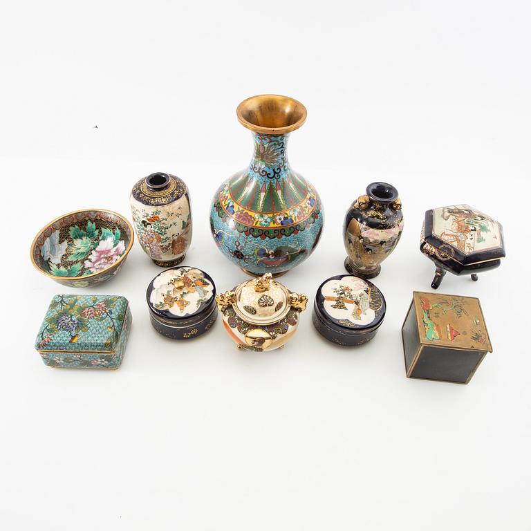 A collection of vases, bowls, and boxes 10 dlr Japan 20th century.
