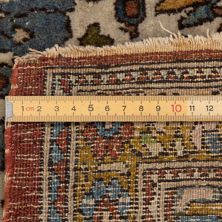 Rug, antique Isfahan, central Isfahan, c. 209 x 143 cm.