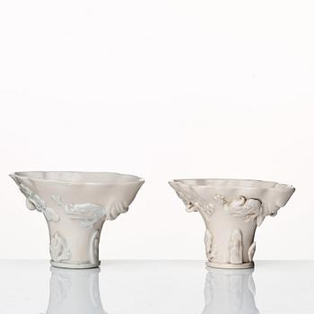 Vinofferbägare, två stycken, blanc de chine. Qingdynastin, Kangxi (1662-1722).