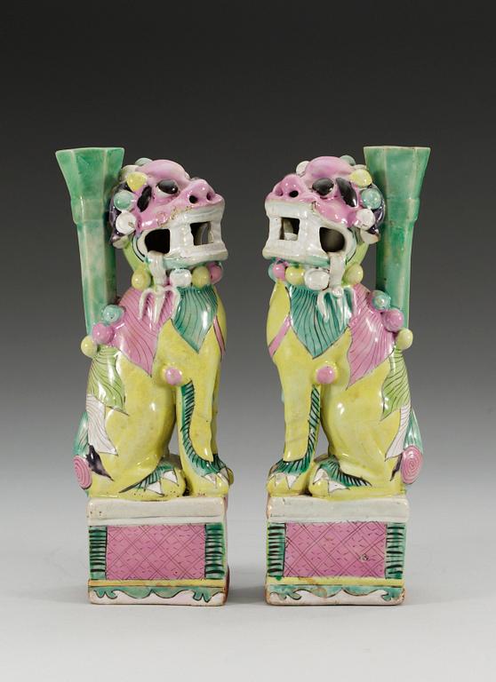 RÖKELSEHÅLLARE, ett par, porslin. Qing dynastin, 1800-tal.