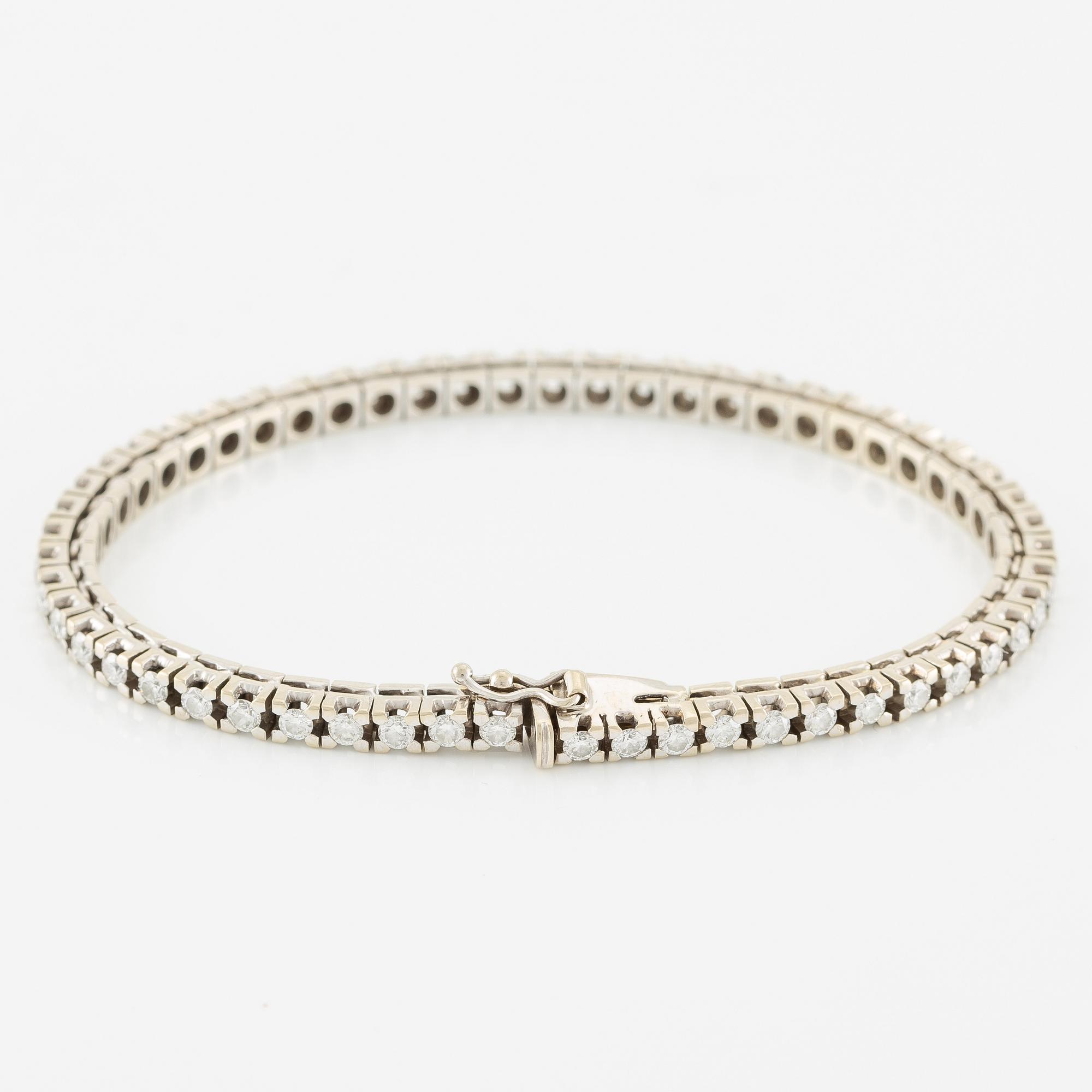 Tennis bracelet 18K white gold with round brilliant-cut diamonds.
