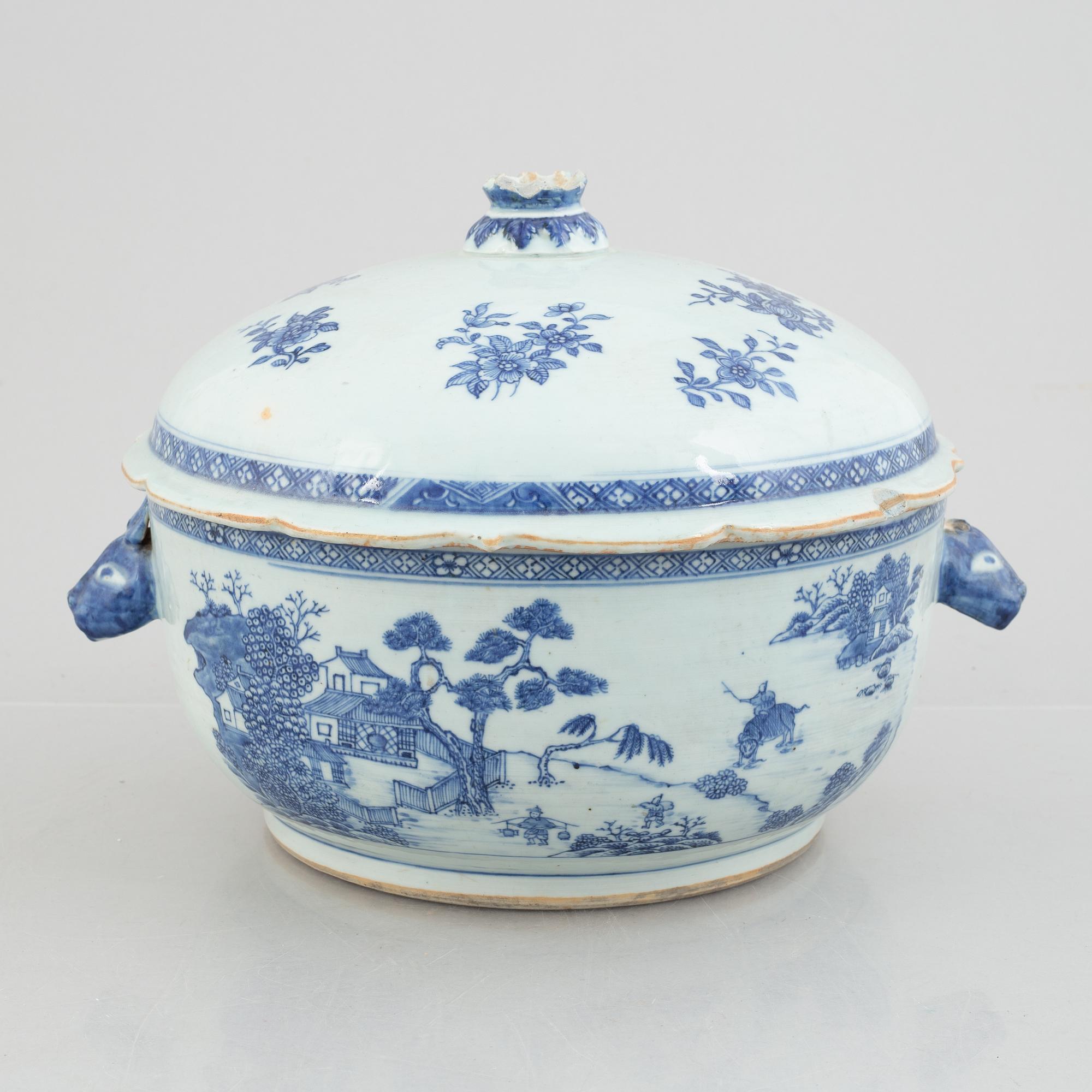 A Chinese export porcelain tureen with cover, Qing dynasty, Qianlong (1736-95).