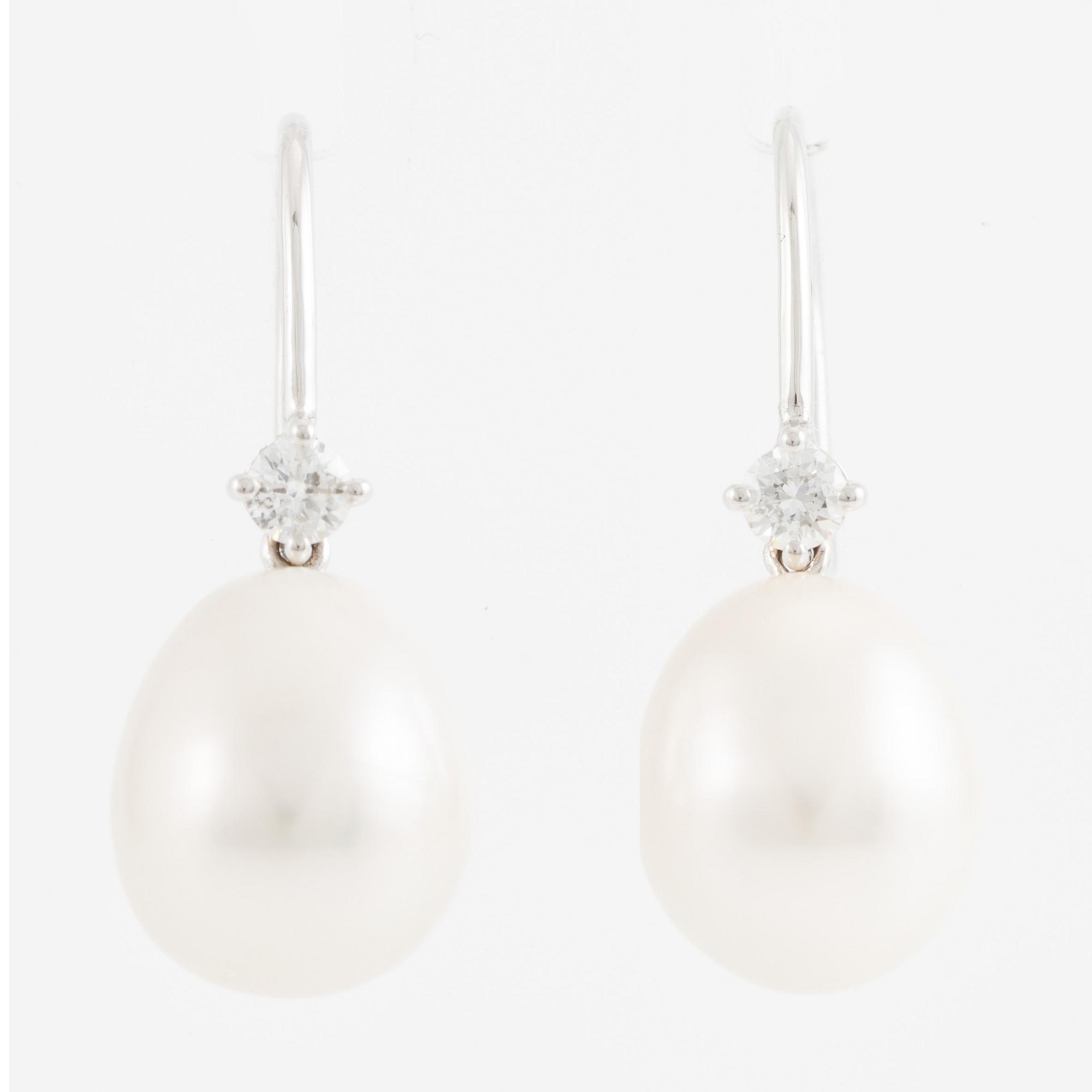 Earrings, 18K white gold with oval pearls and brilliant-cut diamonds.