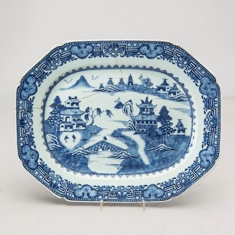 A Chinese set of one bowl and two plates Qianlong porcelain.